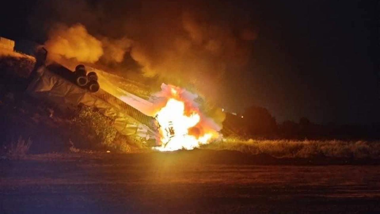 Camión cae de puente vehicular en Arco Norte, explota y se incendia; no hay lesionados