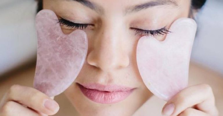 Sé cuidadosa con la presión que ejerces con la Gua Sha en tu piel