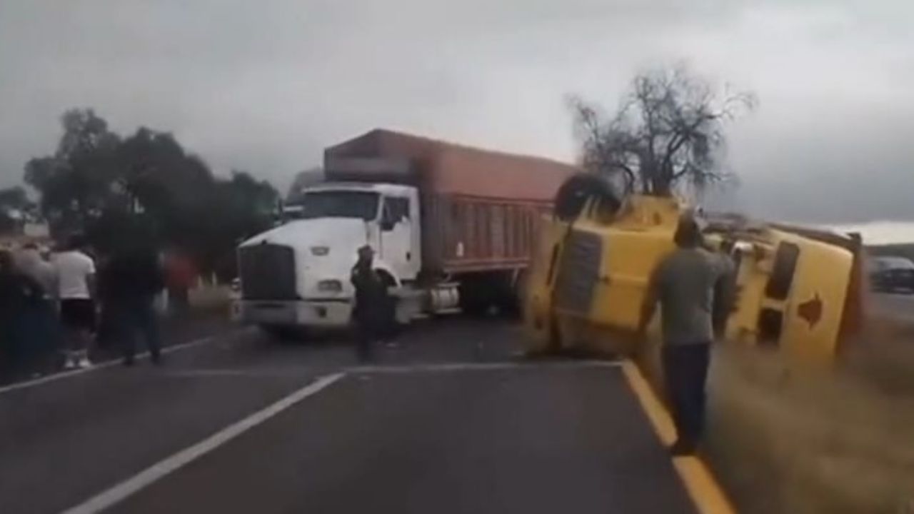 Trailer se vuelva en la México-Pirámides