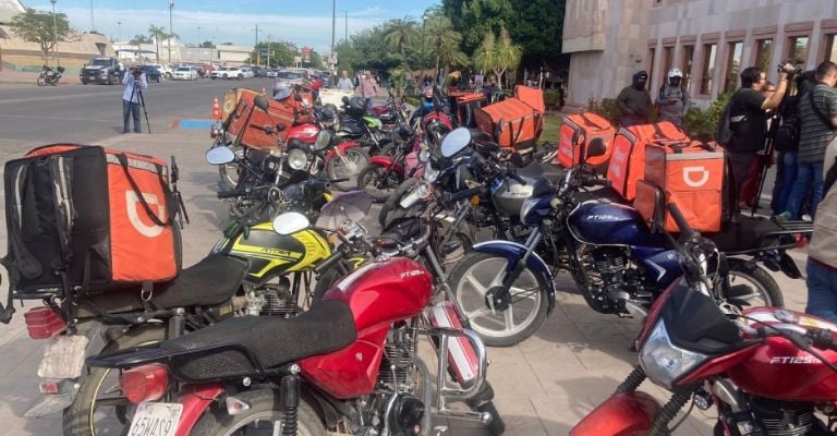 Repartidores de comida de plataformas se manifiestan por inseguridad