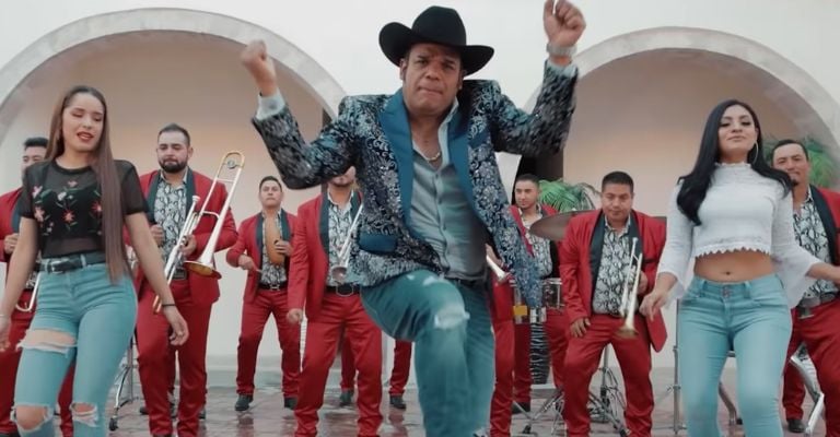 Marco Flores sufre accidente con caballo en videoclip musical