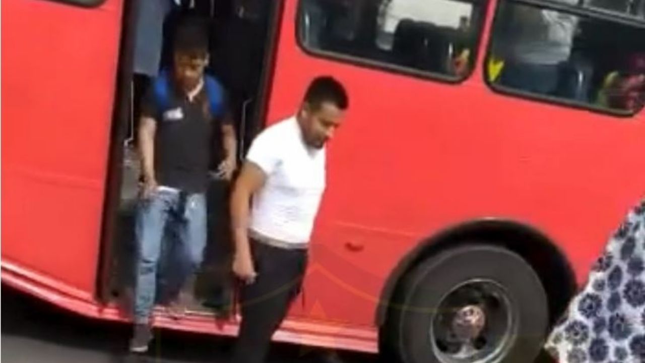 VIDEO: Pasajeros de transporte público dan brutal Golpiza a ladrón en Valle de Chalco