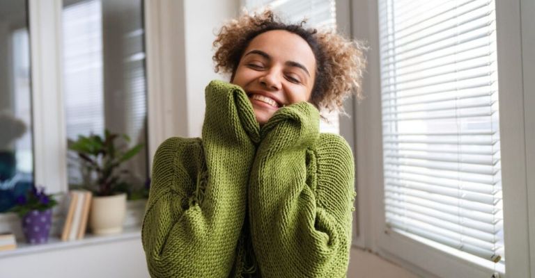 Mujer abrazándose porque se ama a sí misma
