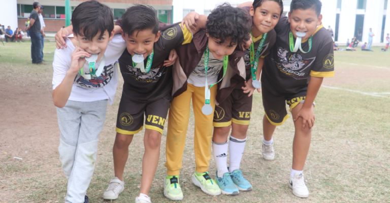 Los futbolistas portando sus medallas