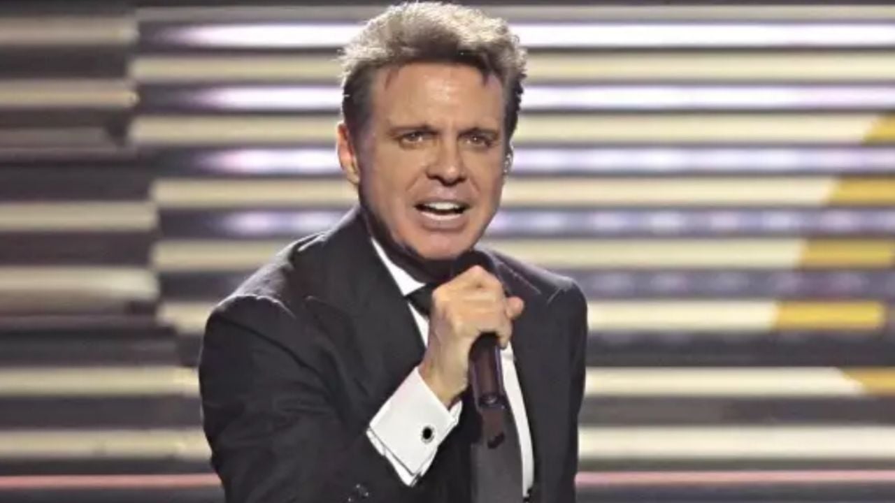 Luis Miguel es atacado por en medio de su concierto por un grillo