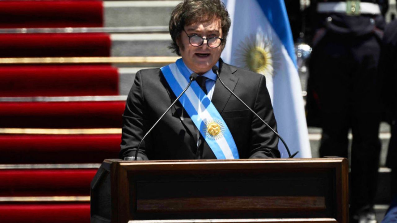 Detienen a hombre que arrojó botella a Milei en asunción presidencial de Argentina