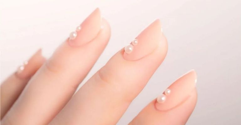 Uñas con perlas blancas