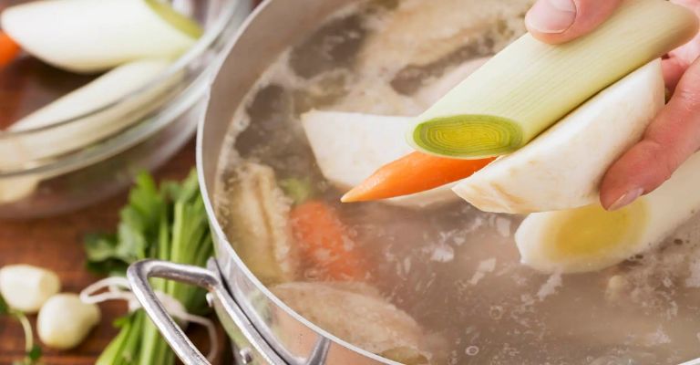 La sopa de pollo es nutritiva por la variedad de verduras que contiene