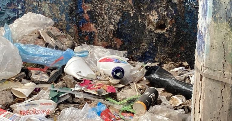 Javier Lamarque Cano denuncia a comerciantes por llenar de basura callejones de Cajeme