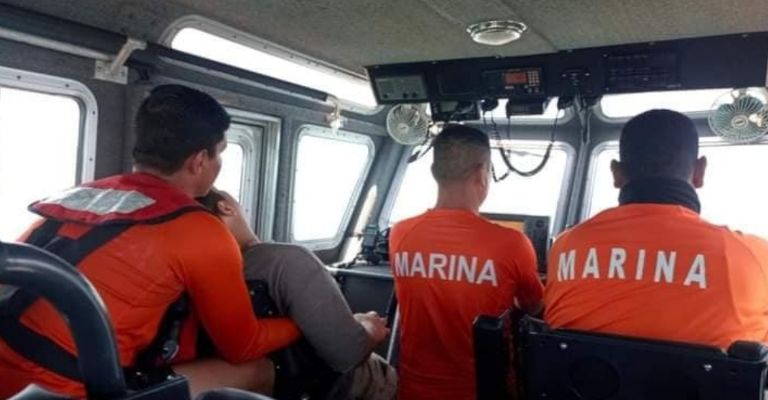 Rescatan a marineros en inmediaciones de Bahía de Lobos