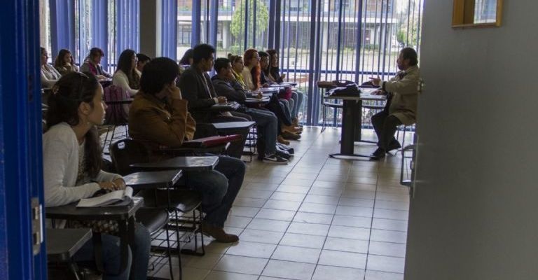 Estudiantes detienen el tráfico por una pelea campal en Puebla