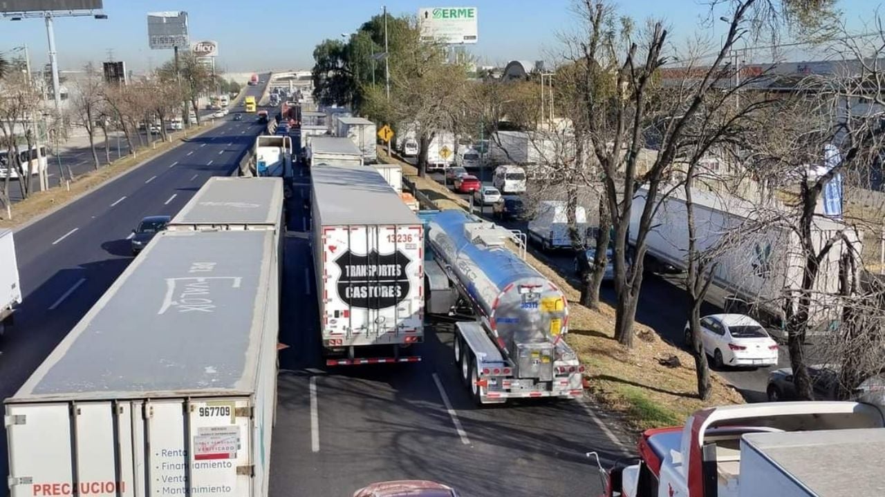 Choque en la México-Querétaro provoca fila de 10 kilómetros
