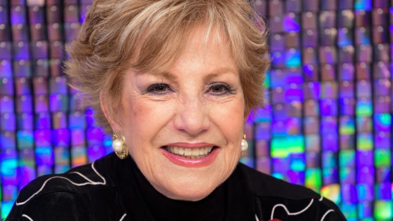 Maxine Woodside sale en defensa de Ángela Aguilar