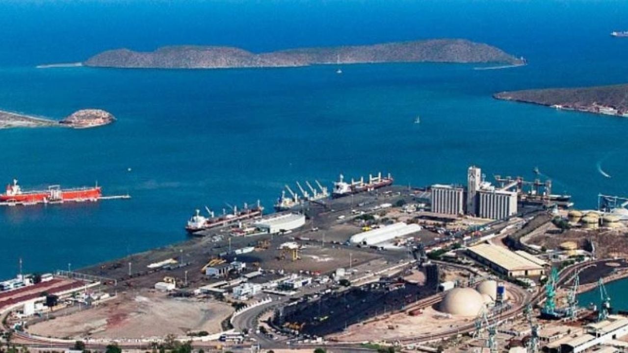 Modernización del Puerto de Guaymas estará lista en junio, adelanta AMLO