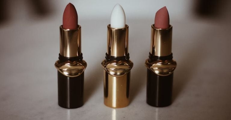 Tres labiales en barra