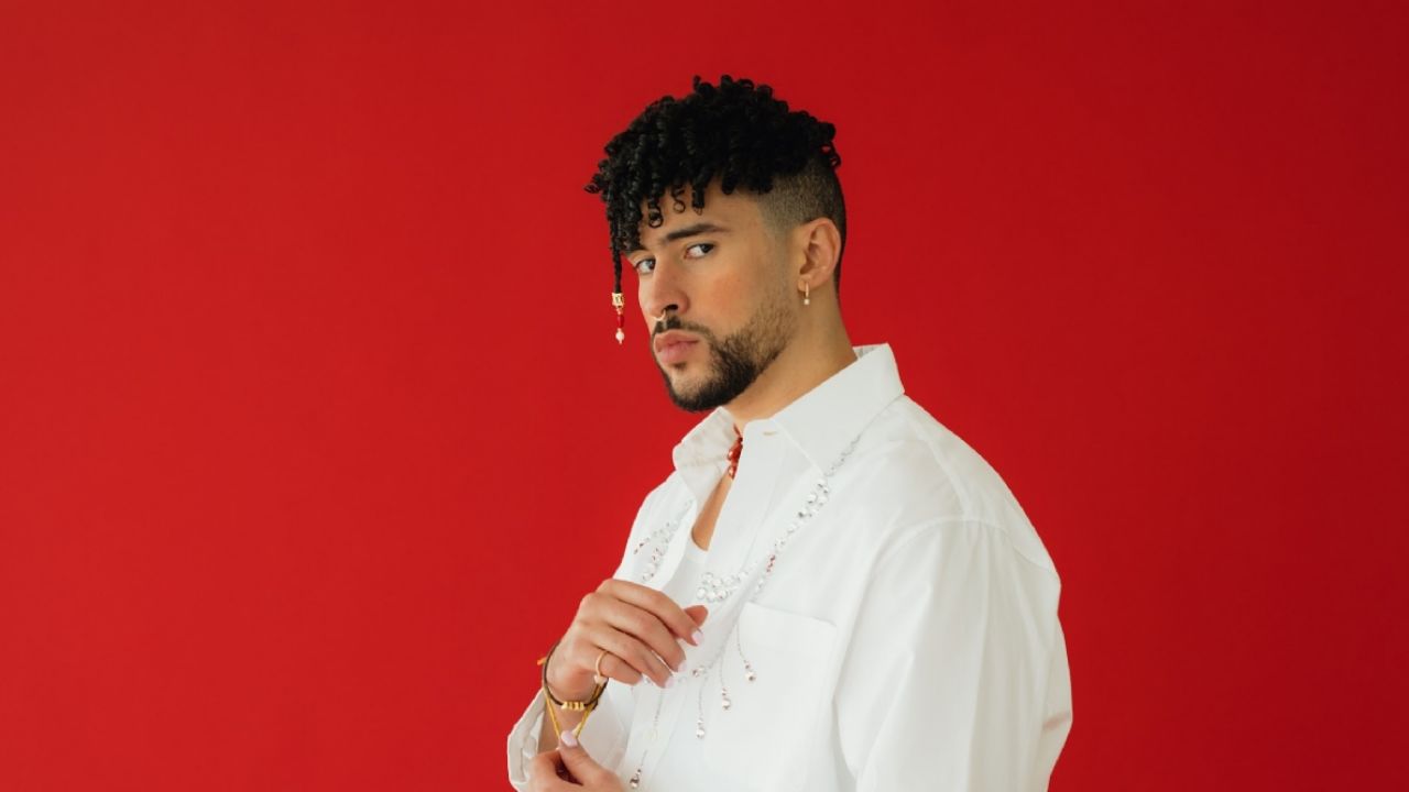 Bad Bunny es captado en supuesto bar gay besándose con misterioso hombre