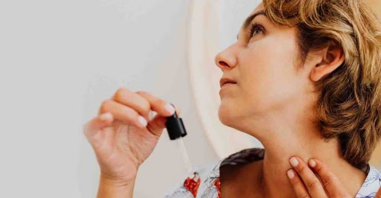 En tu rutina de 'skincare' no olvides de aplicar productos en el cuello