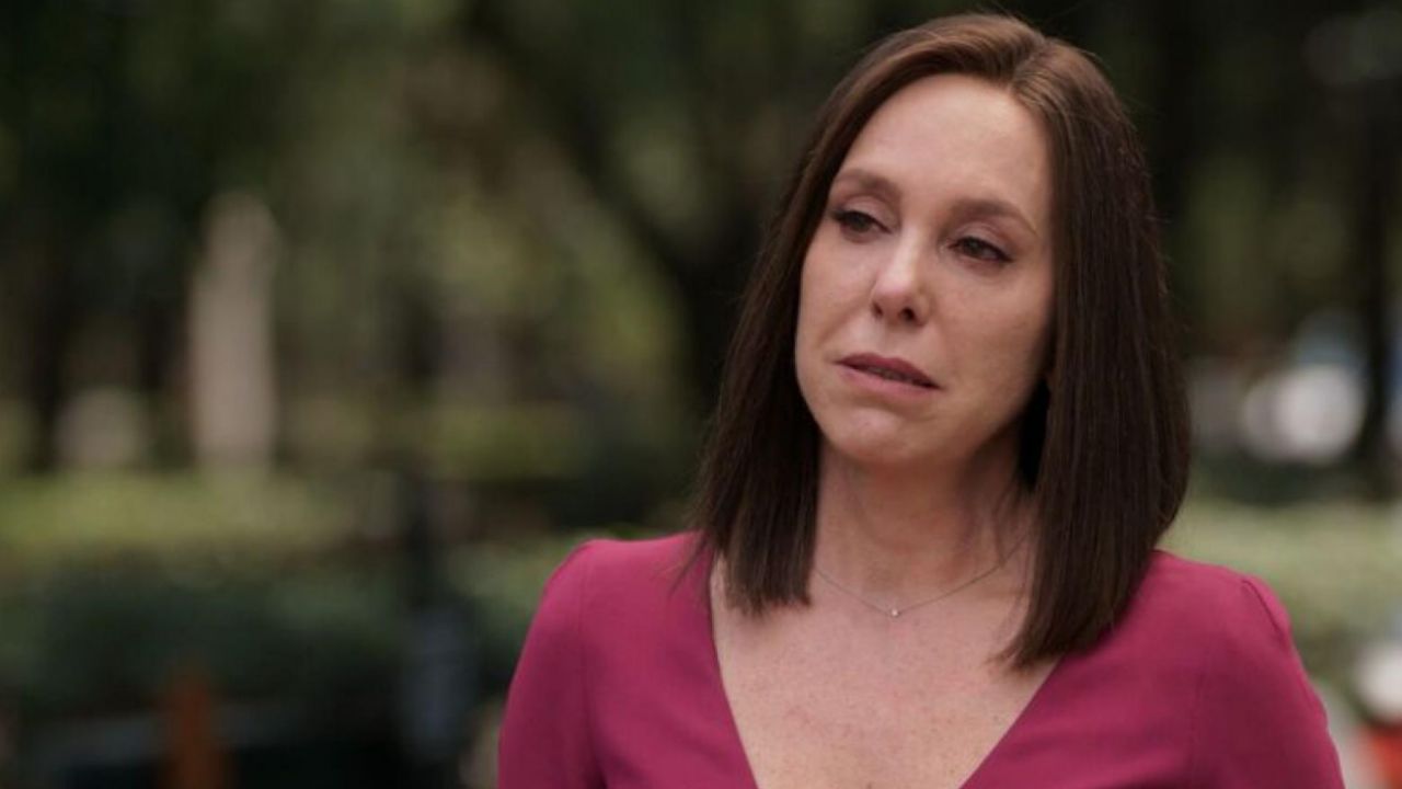 Azela Robinson consuela a su perrito 