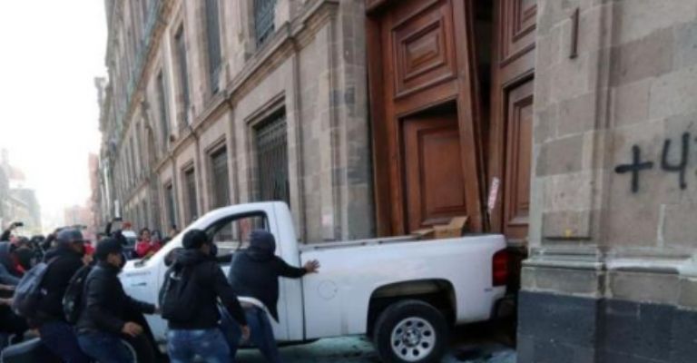 Los manifestantes emplearon una camioneta estacionada a la cual le rompieron los vidrios y le quitaron el freno de mano