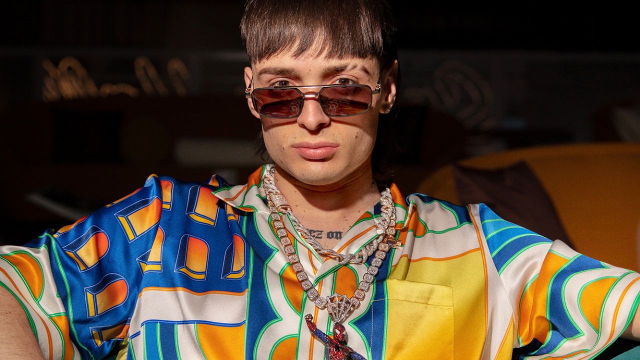 Peso Pluma sorprende a fan con conmovedor regalo