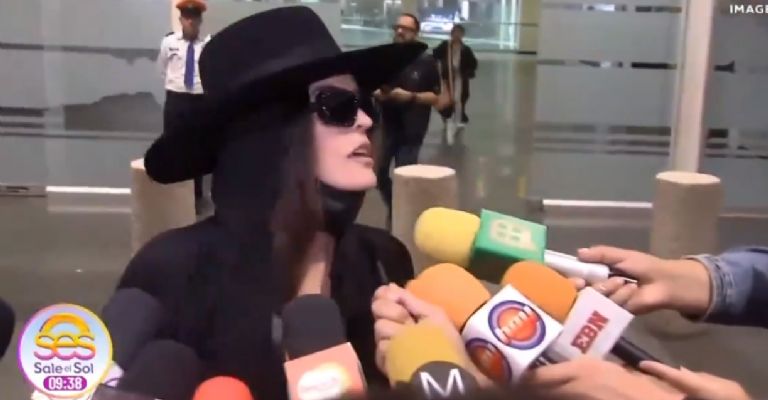 Ana Bárbara en un encuentro con la prensa en el aeropuerto