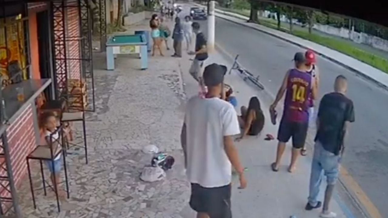 Motociclista a exceso de velocidad arrolla a 5 personas en Sao Paulo