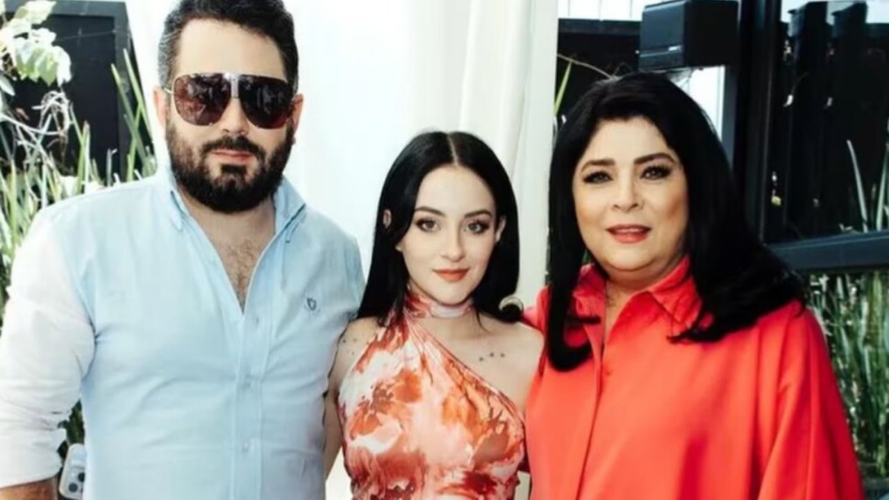 Victoria Ruffo y familia