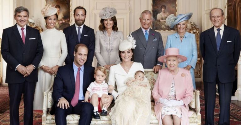 Príncipe William es captado en pub de Londres al lado de mujer que no es Kate Middleton