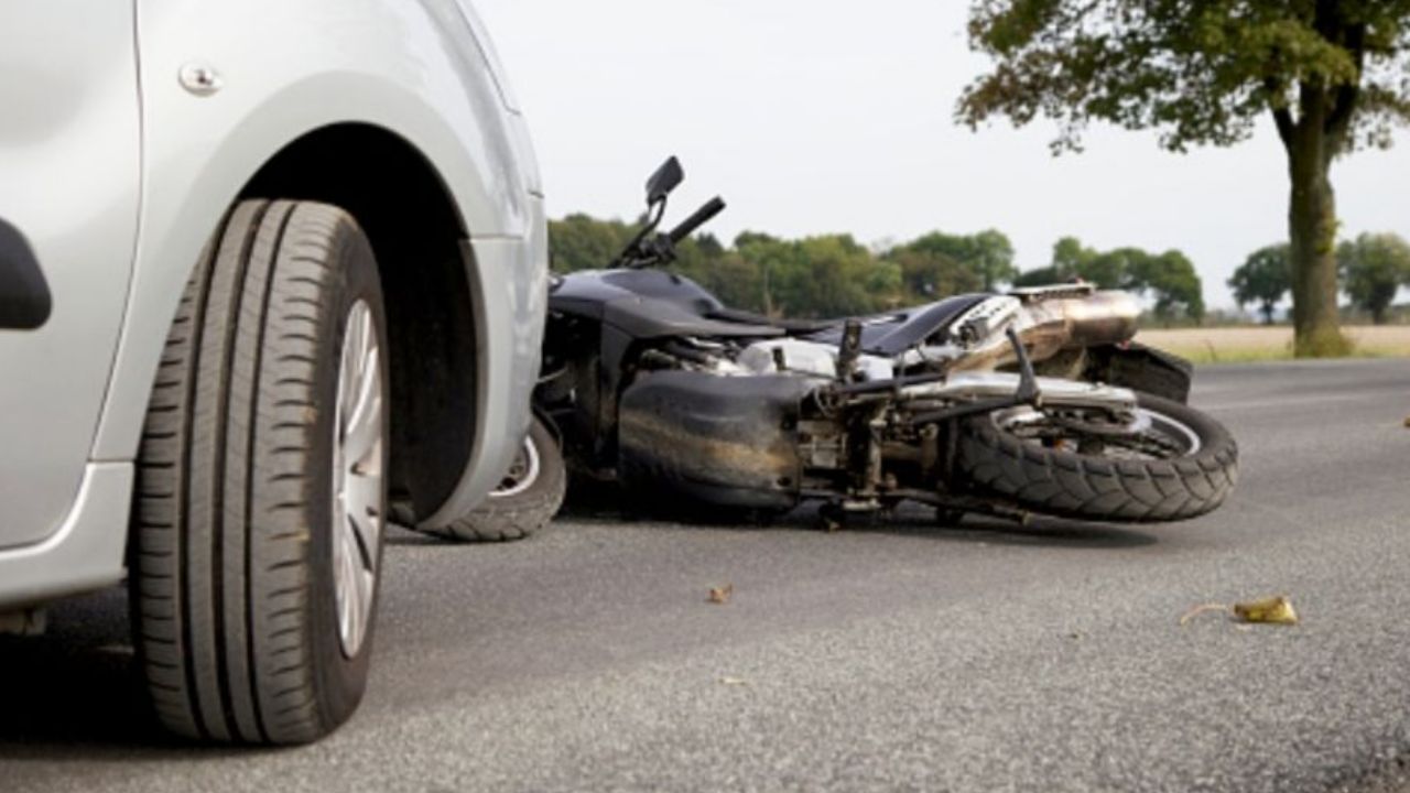 Iba en sentido contrario: Motociclista pierde la vida tras chocar contra un tráiler