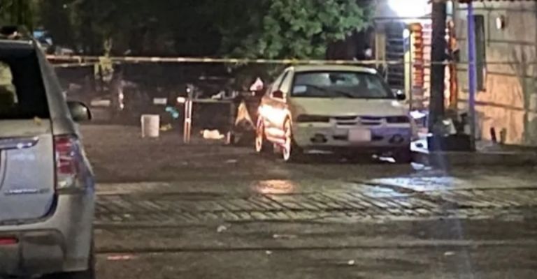 La víctima mortal estaba tomando unas bebidas fuera de su casa al momento del ataque