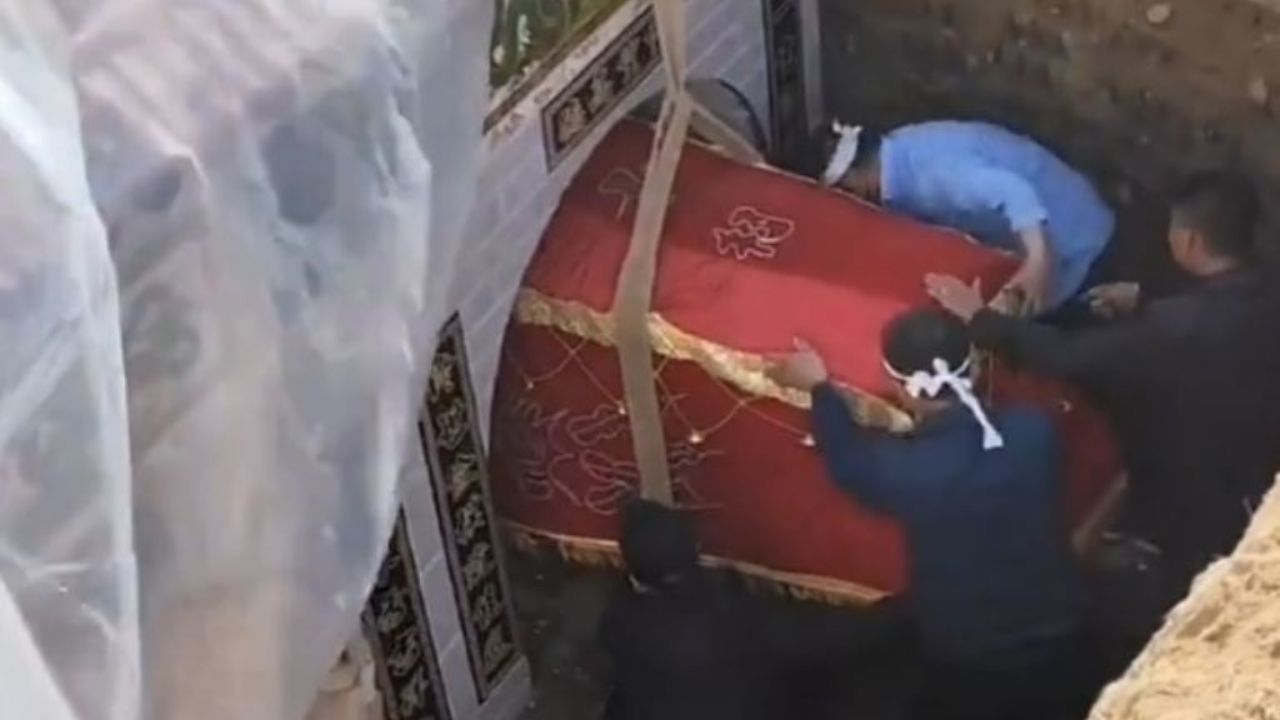 Hombres quedan sepultado por accidente durante funeral en China