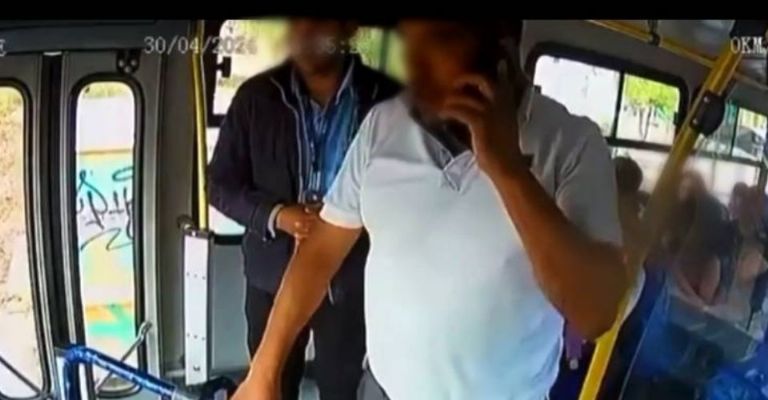 chofer de transporte defiende a usuaria de su acosador