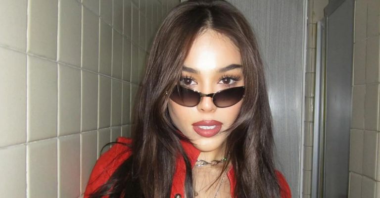 Danna sufre tremenda caída en pleno concierto