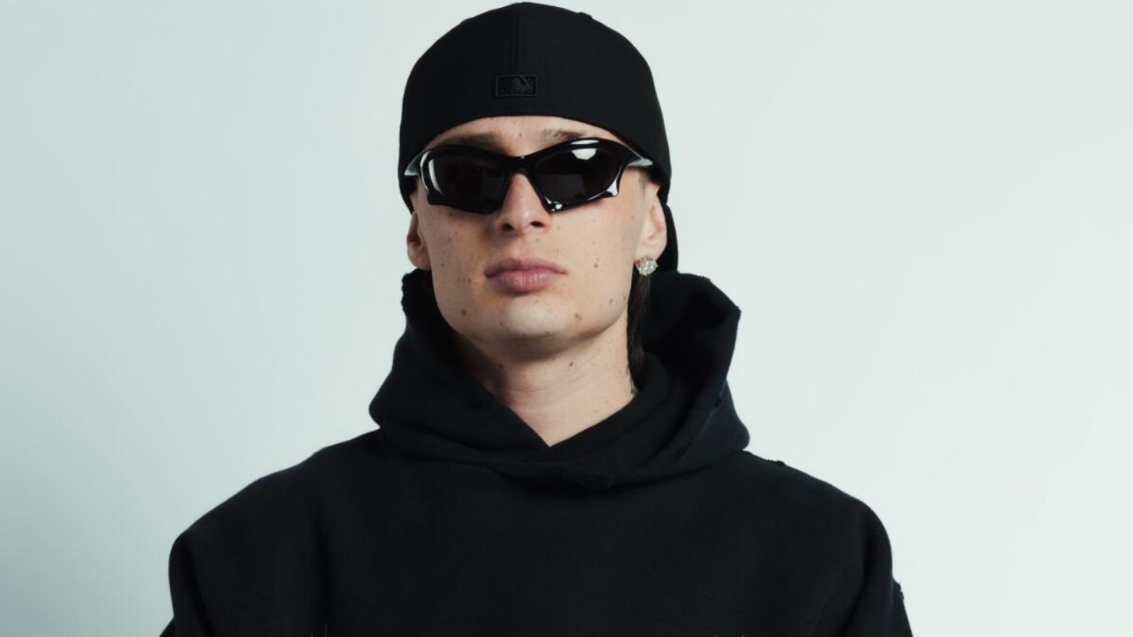 Peso Pluma reaparece irreconocible con cambio de 'look'