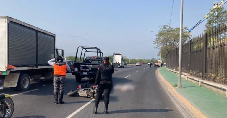 El motociclista quedó tendido en el carril derecho