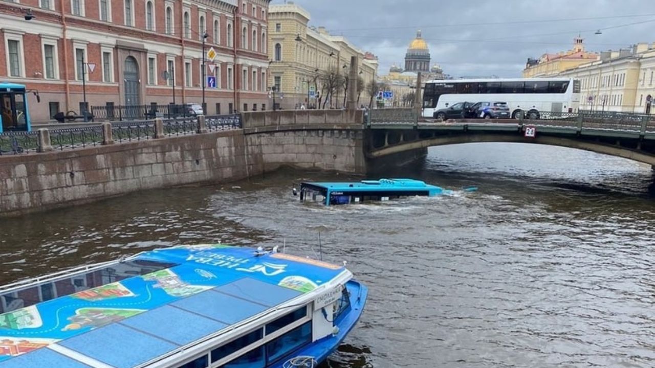 VIDEO: Autobús se desploma en un río en Rusia; 3 muertos y 4 con muerte encefálica