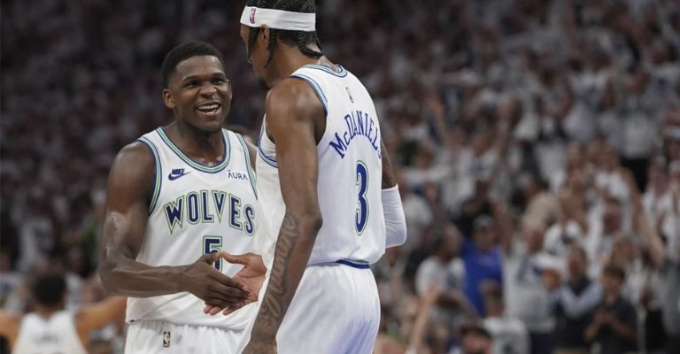 Edwards y McDaniels festejan su victoria en patio ajeno