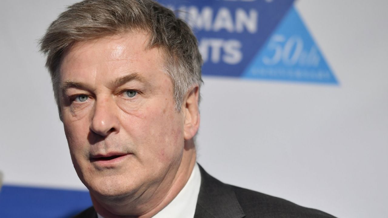 Alec Baldwin demanda a fiscales tras ser acusado de homicidio