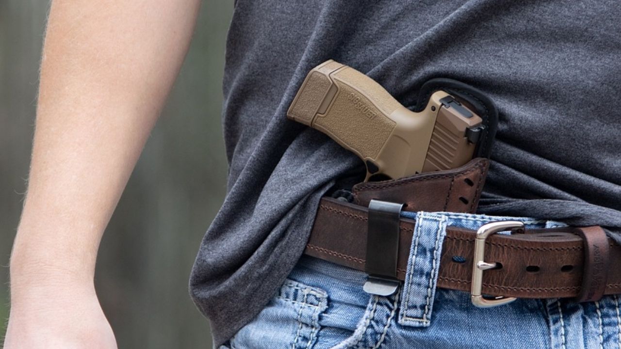 Sujeto balea a dos hombres en Puebla