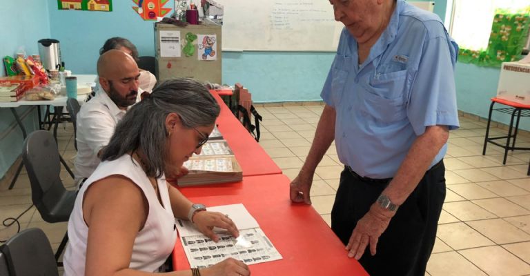 Arturo León Lerma acude a votar en Navojoa