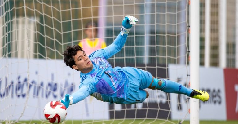 Fernando Tapía detiene uno de los penales de los coreanos