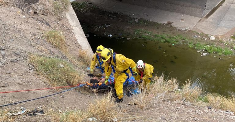 Bomberos de Navojoa realizando las maniobras de rescate en el canal de riego