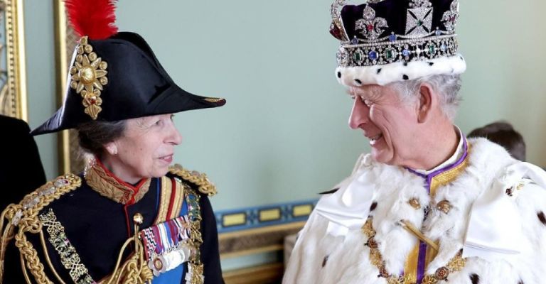 Detractores de la corona enfurecen por el costo de la ceremonia