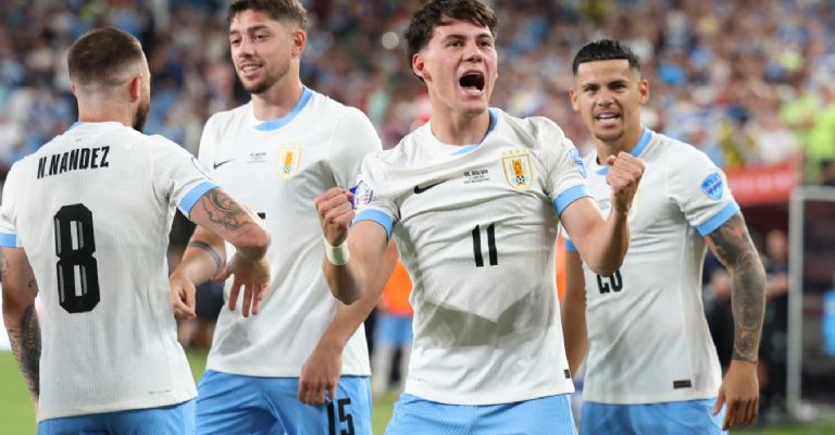 Uruguay golea a Bolivia y avanza a los cuartos de final
