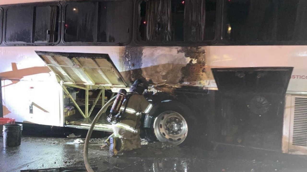 Alerta en Navojoa: Camión de pasajeros se incendia; culpan a posible corto circuito