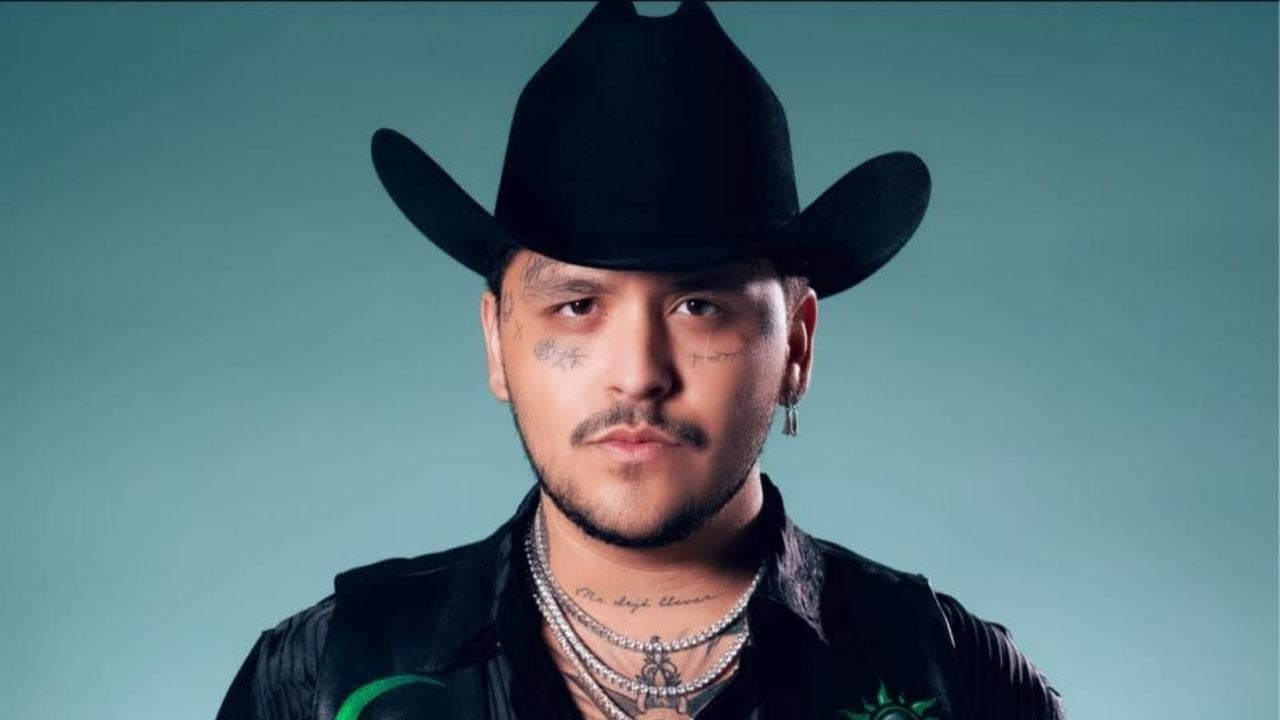 Destrozan a Christian Nodal por pasear con un perrito