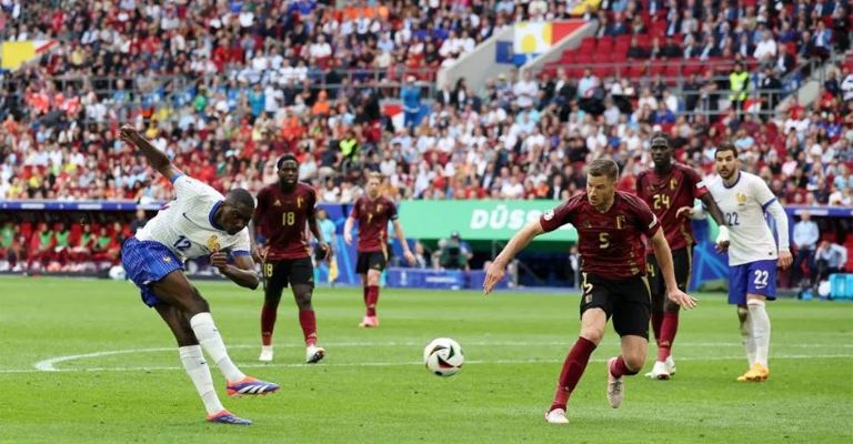 El disparo de Kolo Muani fue desviado por Vertonghen