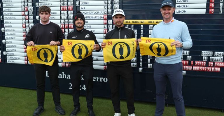 Ancer (segundo de la izquierda) feliz por su boleto