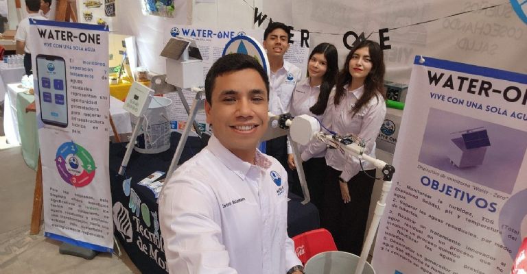 Los jóvenes estudiantes junto a su asesor, donde obtuvieron el primer lugar de la Expo Ciencias Sonora 2024