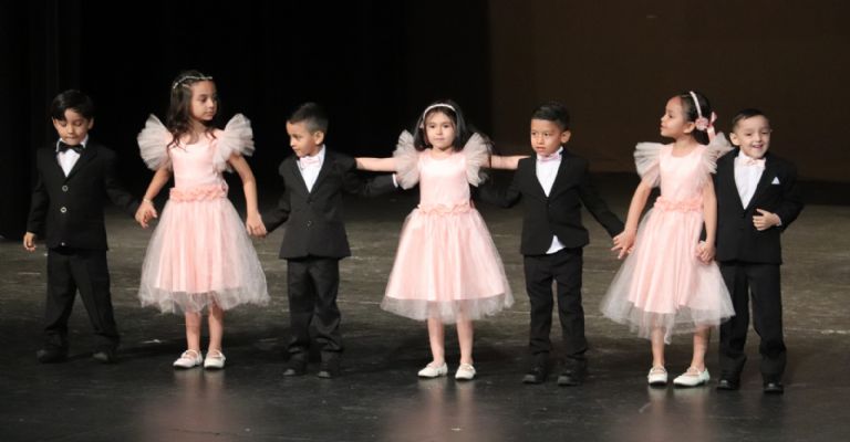 Estudiantes del colegio José Sarto en su noche de graduación